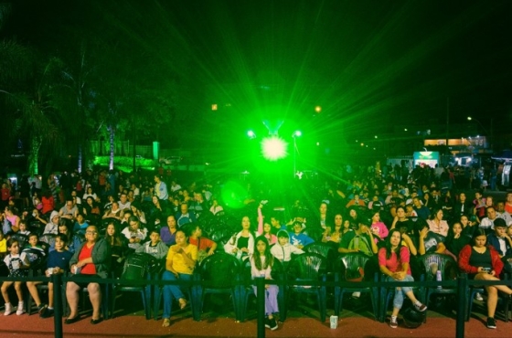 Cine Família na Praça reúne mais de 6.500 espectadores com cinema ao ar livre em cinco cidades do interior de Minas Gerais